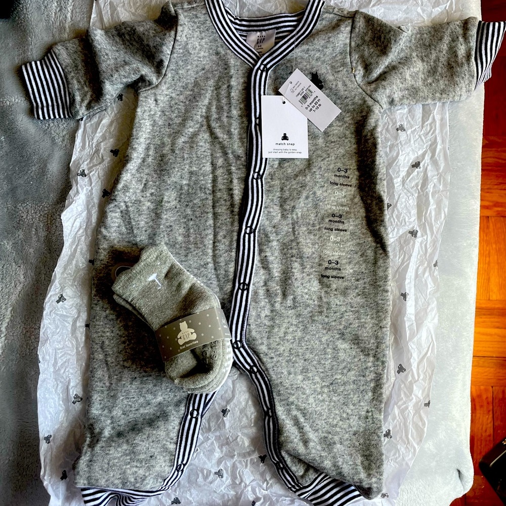 Baby Gap Unisex outfit w/socks